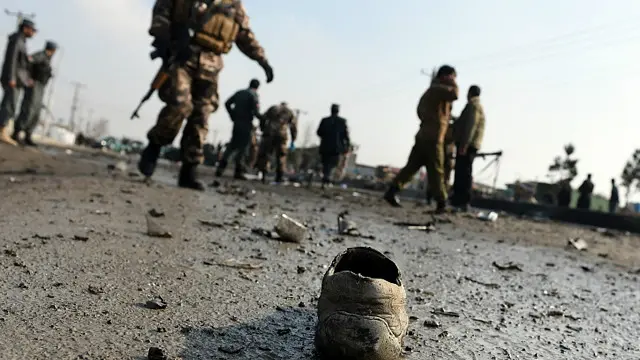 ایک عینی شاہد نے بتایا ہے کہ خودکش حملہ آور تماشائیوں میں بیٹھا تھا جہاں اس نے خود کو دھماکے سے اڑا لیا