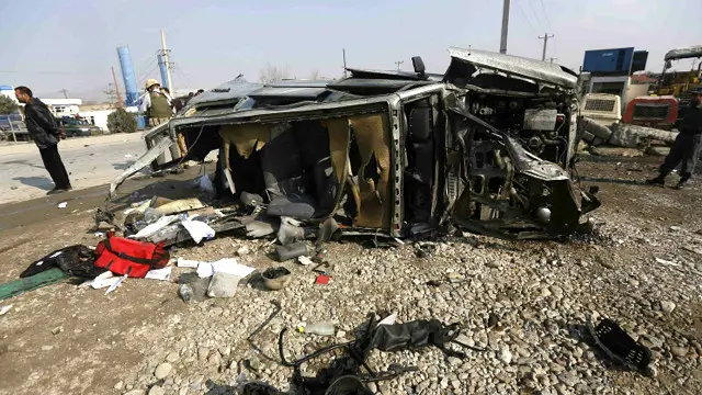 دھماکے کے نتیجے میں سفارت خانے کی گاڑی الٹ گئی جبکہ آس پاس موجود کئی دیگر گاڑیاں تباہ ہوگئیں