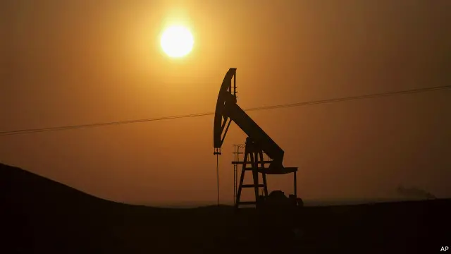 گذشتہ سال دولتِ اسلامیہ نے مقامی سمگلروں کو تیل اور تیل سے بنی اشیا فروخت کر کے ایک اندازے کے مطابق دس کروڑ ڈالر کمائے