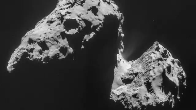 67 پی کی یہ پہلی رنگین تصویر بھی ویسی ہی دکھائی دے رہی جیسی پہلے موصول ہونے والی بلیک اینڈ تصویر تھی۔ 