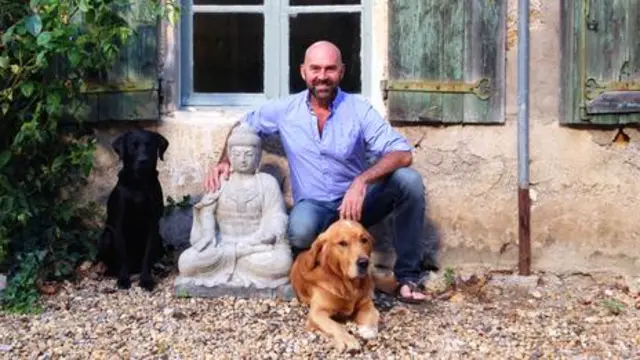 Gerad Kite está feliz vivendo na França e viajando quase mil km para Londres