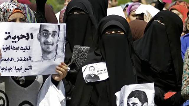 مصری حکومت کی جانب سے سابق صدر محمد مرسی کے حمایتیوں کے خلاف کی جانے والی کارروائیوں میں اب تک 1,400 افراد کو ہلاک اور 15,000 سے زائد کو گرفتار کیا جا چکا ہے