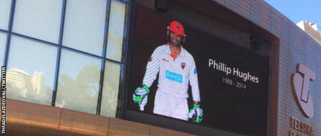 Los campos de críquet alrededor de Australia rindieron un tributo al jugador.