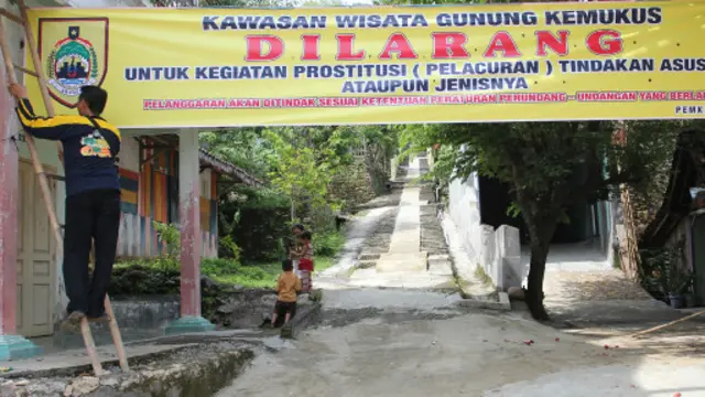 Beragam bisnis di sekitar lokasi ziarah Gunung Kemukus bertebaran, mulai dari parkir hingga karaoke.