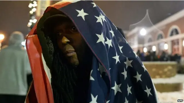 امریکہ میں بدھ کو تھینکس گیونگ کی عام تعطیل اور شدید برفباری کی وجہ سے مظاہرین کا احتجاج کم رہا۔ تاہم کچھ مظاہرین فرگوسن کے علاقے جہاں مائیکل براؤن کو مارا گیا موجود تھے