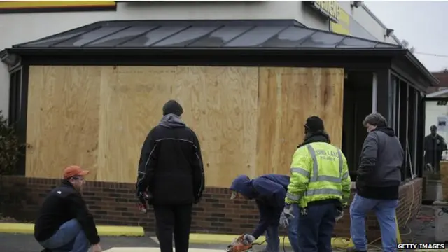 کچھ مظاہرین نے ہال میں داخل ہونے کی کوشش کی تاہم پولیس نے انھیں منتشر کر کے دو افراد کو گرفتار کر لیا