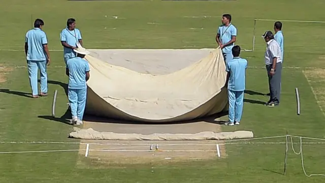 پاکستان کرکٹ بورڈ کی طرف سے جاری کردہ بیان کے مطابق پی سی بی اور کرکٹ نیوزی لینڈ نے تیسرے ٹیسٹ میچ کے دوسرے دن کا کھیل ایک دن کے لیے موخر کر دیا ہے