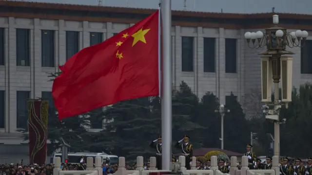 關信平教授認為，讓公務員加薪形成一種常態，有一個關鍵的前提：即公務員的招考、選拔、晉級、或除名必須公平、公開、透明，確保公務員體系的公信力。