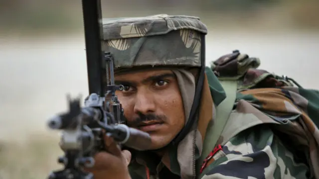 जम्मू के अरनिया में चरमपंथी हमले के दौरान मोर्चा संभाले जवान