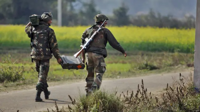 بھارتی فوج کے جوان پیدل اس سیکٹر میں اسلحہ اور بارود منتقل کرتے رہے۔