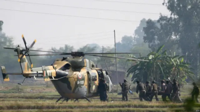 زخمیوں کو ہیلی کاپٹر کے ذریعے فوجی ہپستالوں میں منتقل کیا جاتا رہا۔