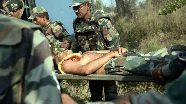 فائرنگ سے تین عام شہری اور ایک فوجی زخمی بھی ہوا ہے