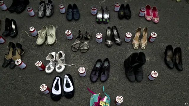 “国际消除家庭暴力日”展示家暴受害者鞋子