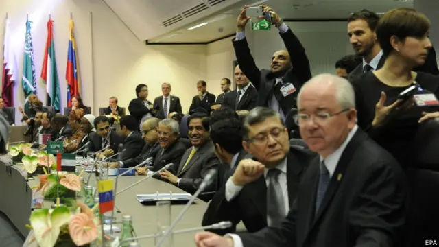 تیل کی عالمی قیمتوں اور بین الاقوامی سیاسی صورت کے پس منظر میں اوپیک اجلاس میں غیر معمولی دلچسپی پائی جاتی تھی