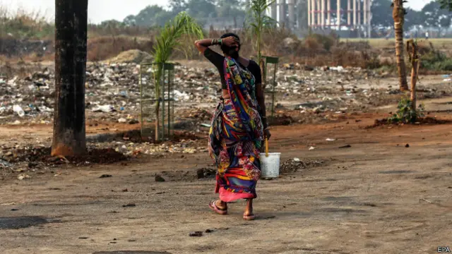 Mujer en India va a hacer sus necesidaes