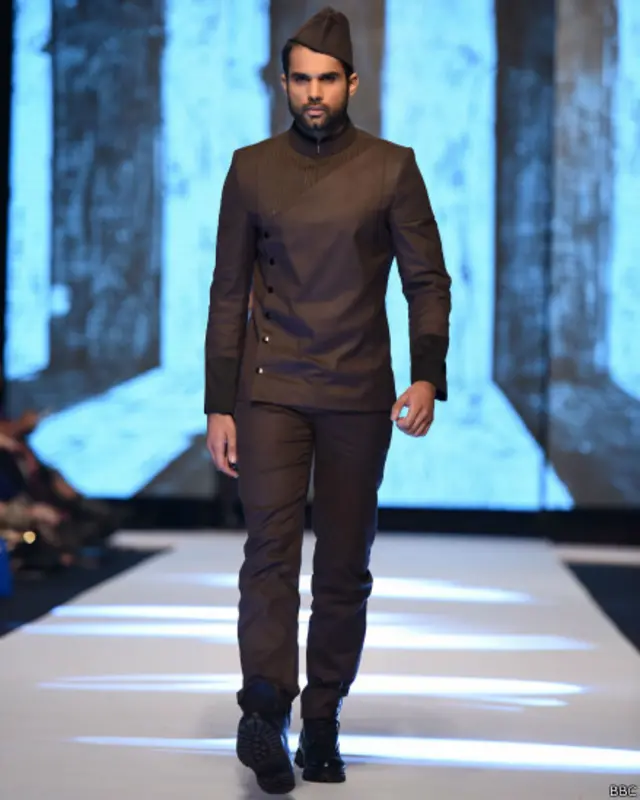 ان کے مطابق فوج کی وردی کے رنگوں سے متاثر ہو کر جیکٹس، ویسٹ کوٹ اور پتلونیں تیار کی گئیں تاکہ فوج کا تقدس برقرار رہے۔