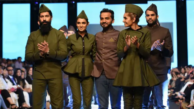کراچی میں جاری فیشن پاکستان ویک کے دوسرے روز ڈیزائنر عمران راجپوت نے فوجی وردیوں سے متاثر ہو کر بنائے گئے ملبوسات نمائش کے لیے پیش کیے گئے جنھیں کافی تجسس اور حیرت سے دیکھا گیا: (تصاویر حسن کاظمی)
