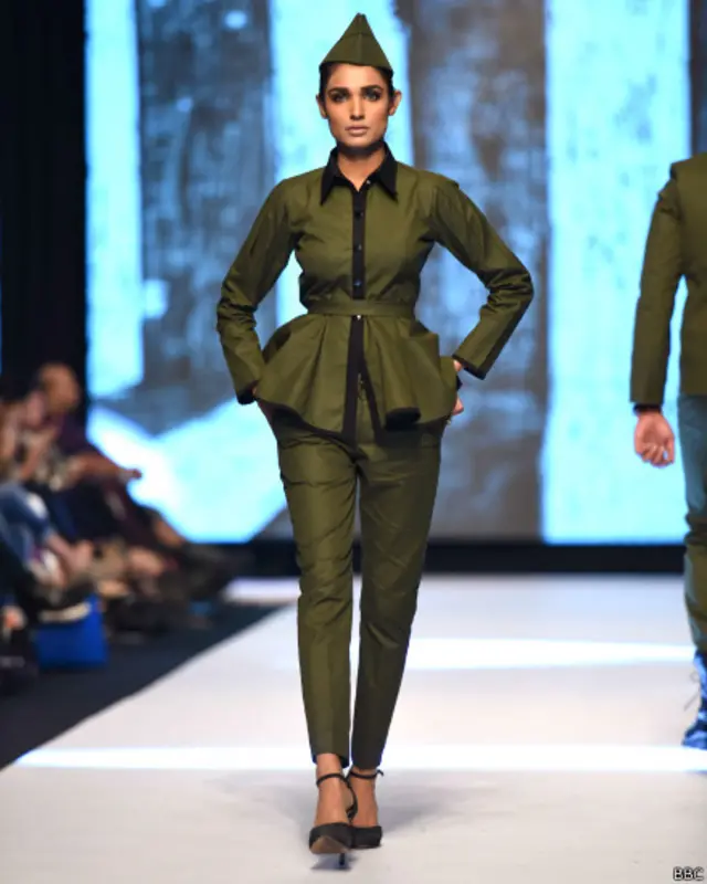 ان کے مطابق خیال میں دنیا میں تو عسکری وردیوں سے متاثر ہوکر کپڑے بنائے جاتے ہیں تاہم پاکستان میں ایسا خال خال ہی ہوا ہے۔