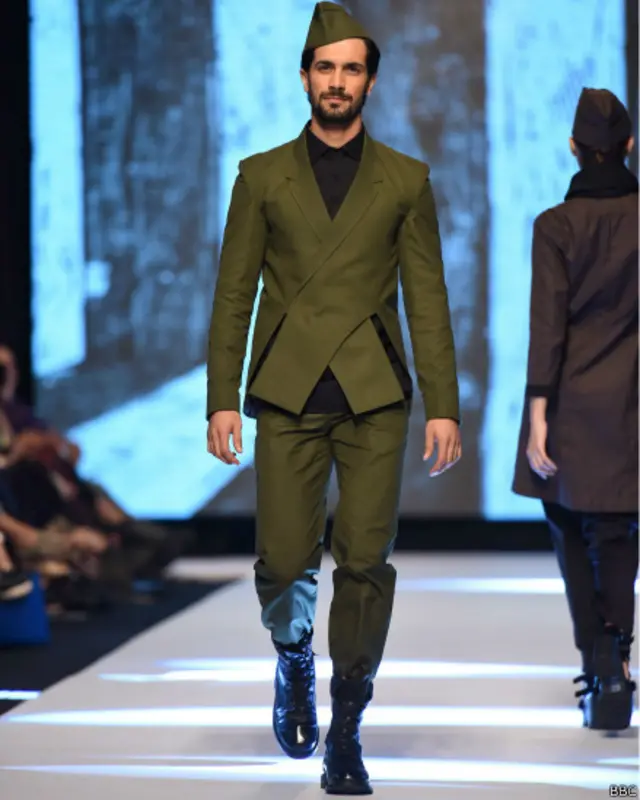  اسی لیے انھوں نے اس بار پاکستان کے سب سے بڑے فیشن ویک میں اس فیشن کو متعارف کرانے کی کوشش کی۔