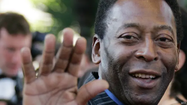 منح الاتحاد الدولي لكرة القدم (الفيفا) لقب لاعب القرن. 