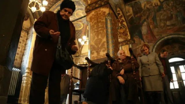 ترکی کے ایک قدامت پسند عیسائی چرچ میں لوگ دعا کر رہے ہیں