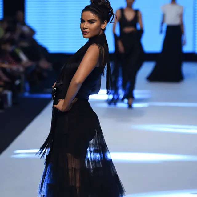 یے فیشن ویک تین روز جاری رہا جس میں ملک کے مایہ ناز ڈیزائنرز نے اپنے ملبوسات پیش کیے۔ 