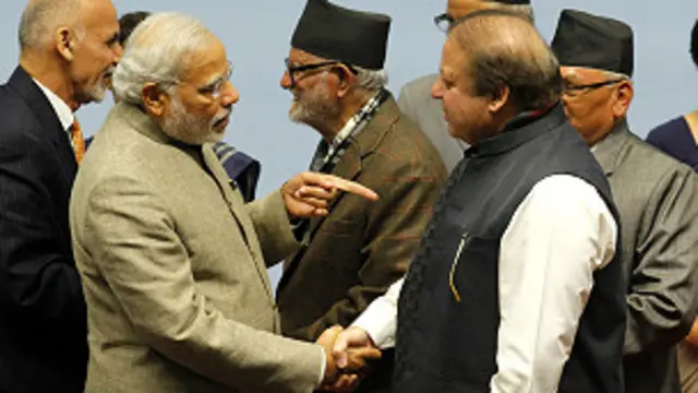 काठमांडू में सार्क सम्मेलन में मिलते प्रधानमंत्री नरेंद्र मोदी और पाकिस्तान के प्रधानमंत्री नवाज़ शरीफ़