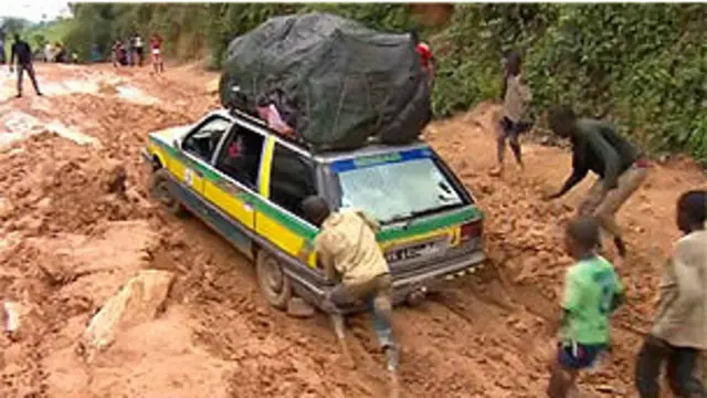 Para llegar al primer foco de ébola son dos horas por una "carretera" impracticable.