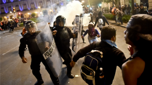 Protestas en el Zócalo de Ciudad de México por desaparición de estudiantes. Foto: AFP/Getty