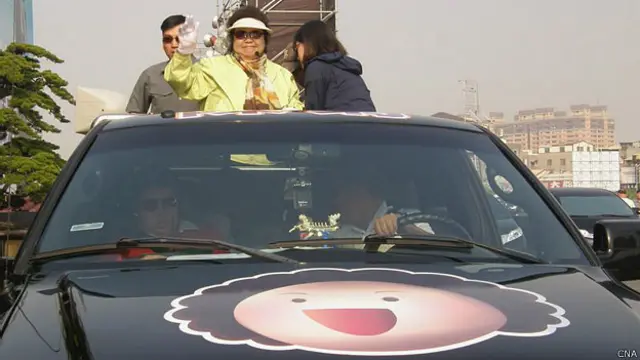 高雄市长候选人陈菊（中）乘车拉票（台湾中央社图片28/11/2014）