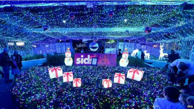 Lampu-lampu LED ini menciptakan gambar hadiah natal tiga dimesi.