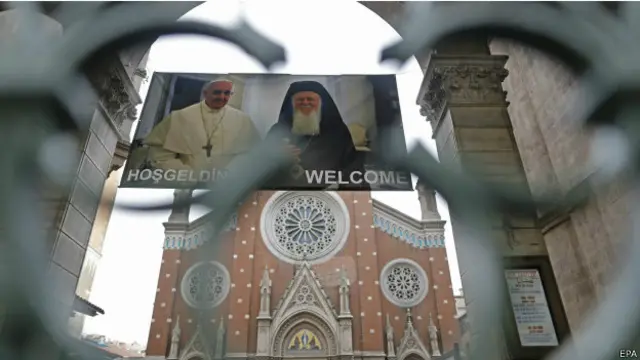 Банер на турецькій вулиці каже Папі "Ласкаво просимо"
