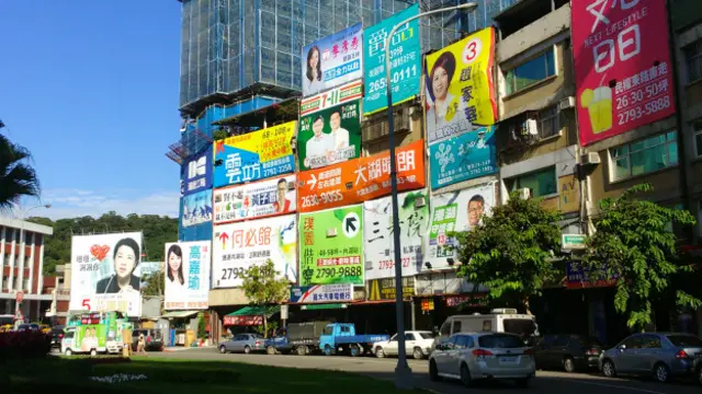 台北街頭的競選廣告看板（BBC中文網圖片28/11/2014）