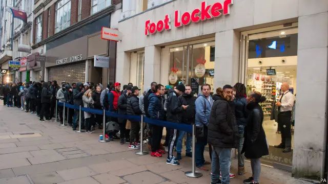 Antrean panjang di depan salah satu toko di Oxford Street, London, yang menawarkan harga khusus untuk Black Friday.