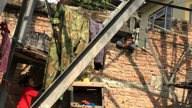 پرکاش کے گھر میں بجلی کا ٹاور تو ہے لیکن بجلی نہیں آتی 