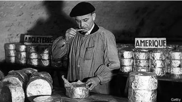 Эксперт по сырам тестирует чеддер