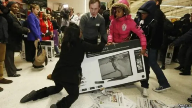 争相购买打折的电视