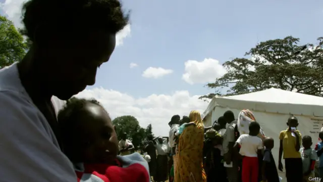 madre con bebé en sus brazos