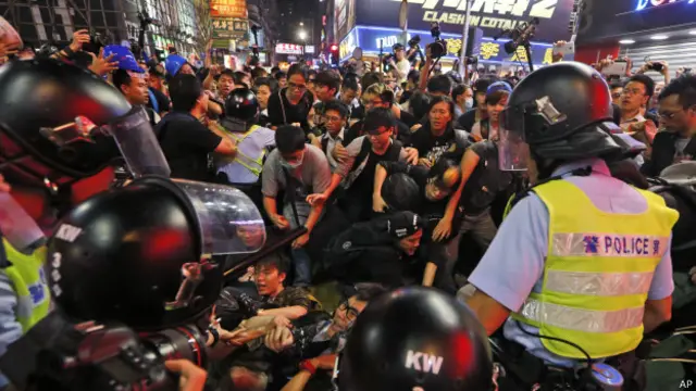香港警察在旺角拘捕示威者（26/11/2014）
