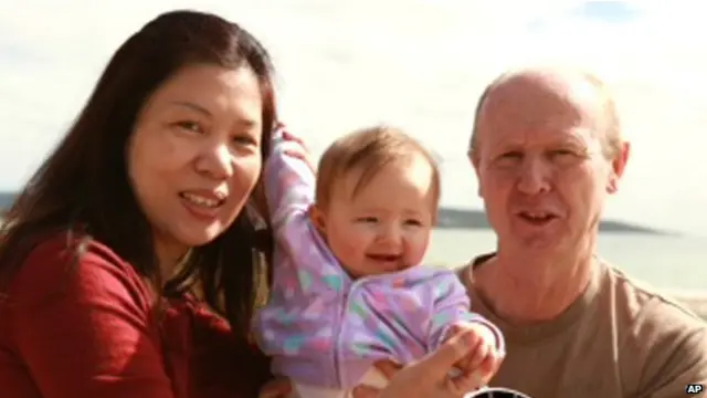 ڈیوڈ اور وینڈی فارنیل گیمی کو چھوڑنے کے الزام کی تردید کرتے ہیں۔ اس تصویر میں وہ گیمی کی جُڑوا بہن کے ساتھ ہیں