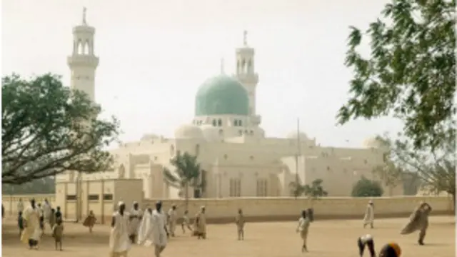 یوه عیني شاهد بي بي سي ته وویل ده شاوخوا ۵۰ مړي شمېرلي خو دغه شمېرې لا تر اوسه تاید شوې نه دي.