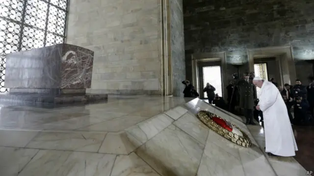 Папа у могилы Ататюрка