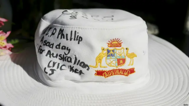 ایک مداح نے اپنا پیغام آسٹریلوی ٹیسٹ ٹیم کے ہیٹ پر ہی تحریر کر دیا۔