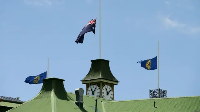 فل ہیوز کی یاد میں آسٹریلوی کرکٹ گراؤنڈز پر قومی اور ریاستی پرچم سرنگوں رہے۔