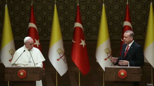 کیا مذاہب اور مذہبی کرداروں کوبھی تنقید اور تضحیک کے دائرے میں نہیں لانا چاہیے؟