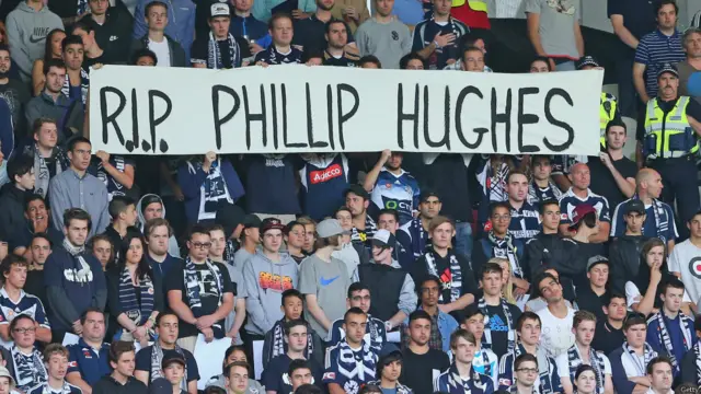 25 سالہ آسٹریلوی بلے باز فلپ ہیوز کی ناگہانی موت پر آسٹریلیا سمیت دنیا کے متعدد ممالک میں انھیں خراجِ عقیدت پیش کیا گیا۔