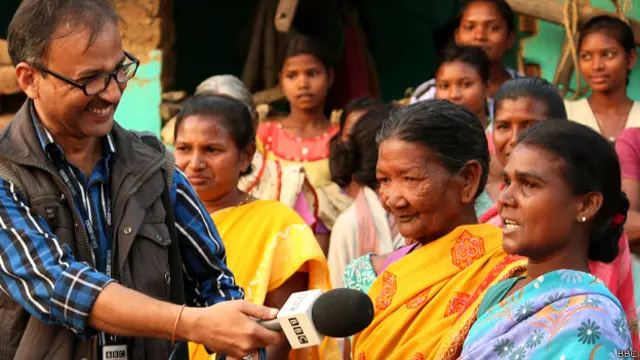 महिलाओं से सवाल पूछते सलमान रावी 