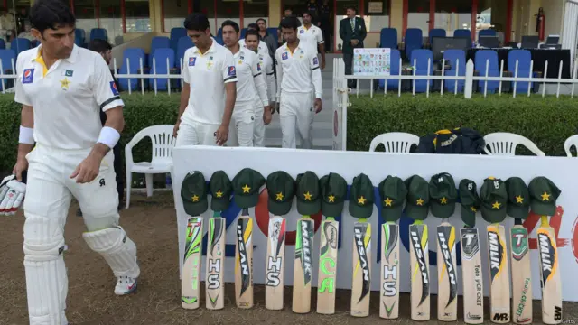 آسٹریلیا سے باہر شارجہ میں پاکستانی کرکٹ ٹیم نے ڈریسنگ روم کے باہر اپنے بلے اور ٹوپیاں رکھ کر فلپ کو یاد کیا۔