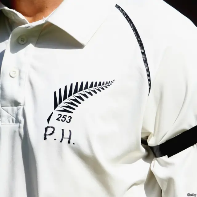 شارجہ ٹیسٹ میں نیوزی لینڈ کی ٹیم کے کھلاڑی فلپ کی یاد میں سیاہ پٹیاں باندھے اور ان کے نام کے حروف سینے پر لکھے میدان میں اترے۔