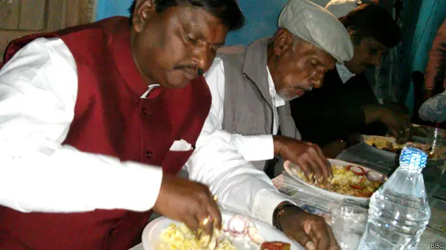 खाना खाते अर्जुन मुंडा